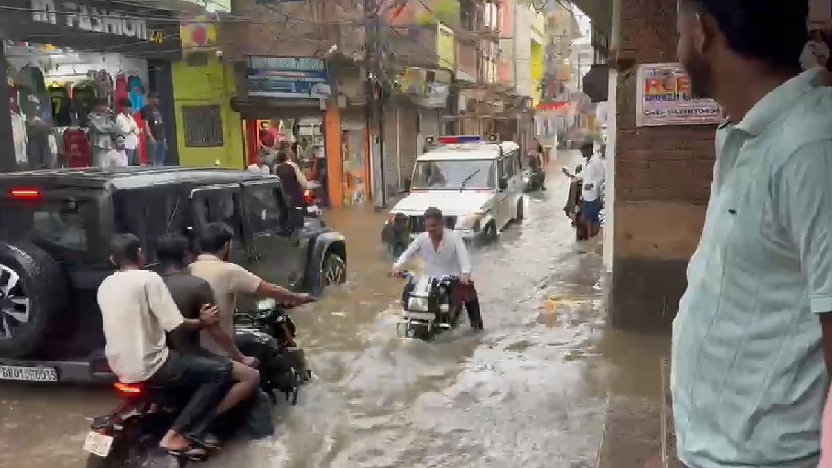 भारी बारिश से आरा शहर की सड़कें जलमग्न, जलजमाव ने बढ़ाई लोगों की मुश्किलें